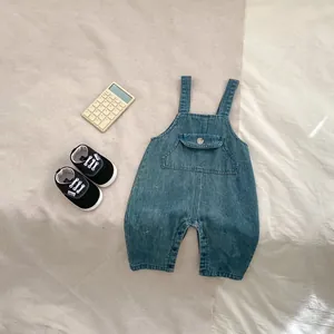 Détail de la salopette en jean pour bébé avec boutons et boutons-pression à l'entrejambe