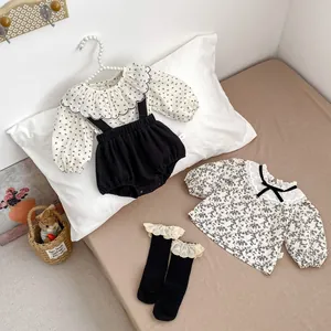 Ensemble bébé fille en coton avec chemise à pois et salopette à bretelles gaufrée à plat