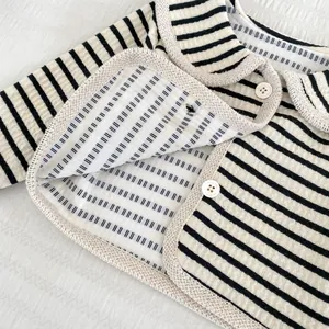 Détail du cardigan rayé pour fille avec bordure tissée et texture gaufrée douce