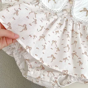 Robe barboteuse bébé avec col Claudine en dentelle et broderie de nœuds marron