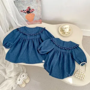 Barboteuse et robe en jean pour bébé avec col à volants et manches bouffantes