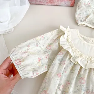 Tutina a fiori per neonata con colletto a balze e set di cappello da sole abbinato