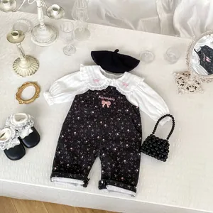 Conjunto de bebé con peto floral, blusa de encaje blanca, boina y bolso coordinado