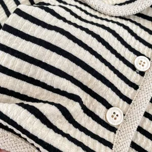 Cardigan rayé pour filles avec boutons premium et bords tissés détaillés