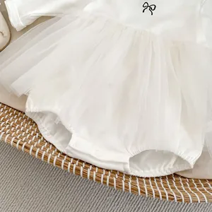 Detail von Baby weiß Baumwollbody mit Tüllrock und schwarzer Schleifenbestickung