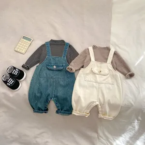 Ensemble salopette en jean pour bébé avec hauts rayés et petites chaussures assorties