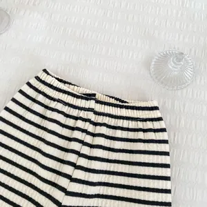 Détail du pantalon rayé pour fille avec taille élastique et texture gaufrée douce