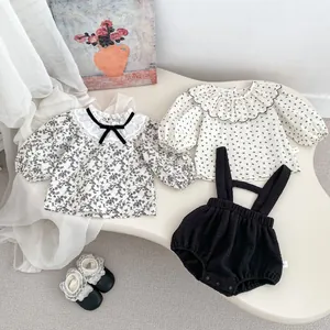 Ensemble printemps bébé fille avec chemise fleurie à manches longues et salopette noire