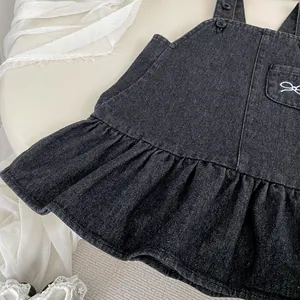 Detail von Mädchen Jeanskleid in Schwarz mit Schleifenstickerei und Rüschensaum
