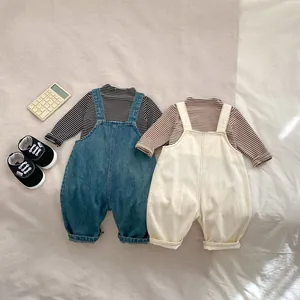 Tenues de printemps pour bébé avec t-shirts à rayures et ensemble salopette en jean