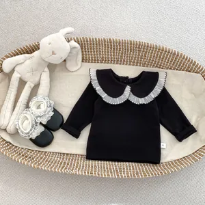 Detailansicht von Baby-Mädchen-Outfit mit Spitzenkragen und passenden Blumenschuhen