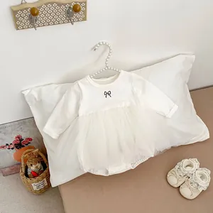 Detailansicht der weißen Baby-Tutu-Strampler mit Schleifenstickerei und Spitzenschuhen