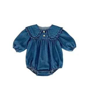 Barboteuse bébé en jean bleu foncé à manches longues avec col volanté et boutons