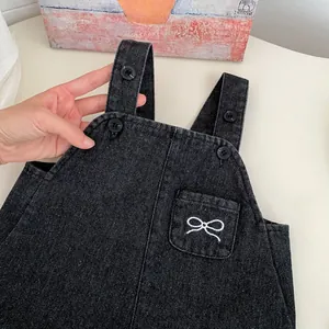 Mädchen Jeans-Latzkleid in Schwarz mit Schleifenstickerei und verstellbaren Trägern