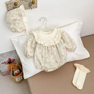 Dettaglio della pagliaccetto vintage a fiori per neonata con colletto a balze e cappello