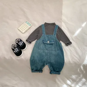 Salopette en jean pour bébé avec haut à rayures et chaussures en toile assorties
