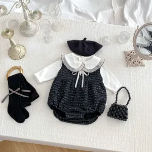 Detail von Baby-Tweed-Strampler-Set mit Spitzenkragen-Hemd und Perlen-Tasche