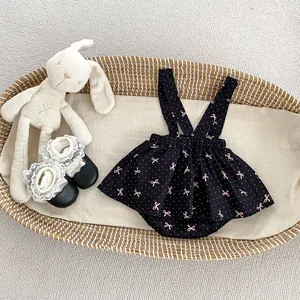 Body bébé à pois avec nœuds roses et chaussures à dentelle dans un panier tressé