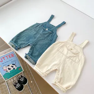 Salopette en jean pour bébé avec poches avant et boutons-pression à l'entrejambe