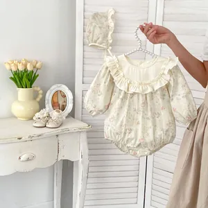 Body neonata a fiori con grande colletto in pizzo e cuffia coordinata su gruccia