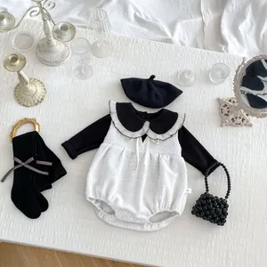 Detaillierte Flachbildansicht eines schwarz-weißen fünfteiligen Baby-Sets mit Größe 66