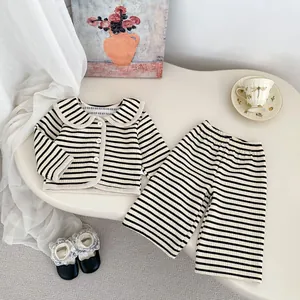 Ensemble rayé pour filles avec cardigan à col Peter Pan et pantalon large noir et blanc