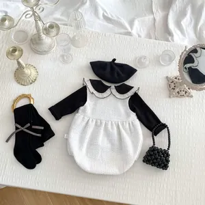 Flachbild von elegantem Baby-Tweed-Bodysuit-Set mit Hut, Socken und Perlentaschen-Zubehör