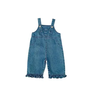 Barboteuse en jean pour bébé avec bretelles réglables et ourlet à volants