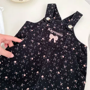 Peto de pana para bebé niña con estampado floral, bordado de lazo rosa y bolsillos