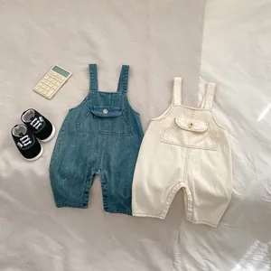 Salopette en jean minimaliste pour bébé en bleu foncé et beige crème avec boutons en bois