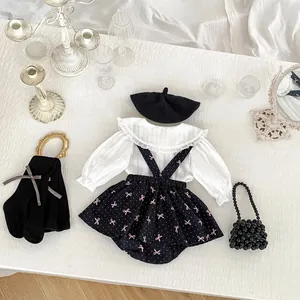 Ensemble chemise bébé à manches longues avec dentelle et jupe à bretelles à pois