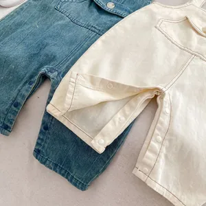 Salopette en jean pour bébé en bleu et crème avec boutons-pression pratiques