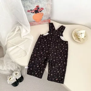 Primer plano del peto floral para bebé con tela de algodón suave y diseño de estilo retro
