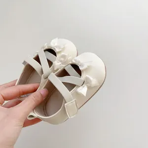 Scarpine beige neonata con fiocco e suola morbida ideali per le uscite primaverili