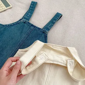 Salopette en jean pour bébé avec bretelles réglables et boutons en bleu et beige