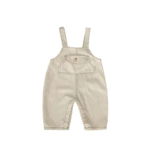 Salopette en jean beige pour bébé avec poche boutonnée et détails de surpiqûres