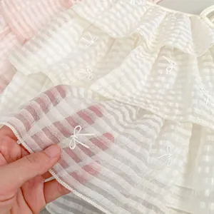 Mädchen-Stufenkleid in Creme mit feiner Schleifenstickerei und karierter Textur