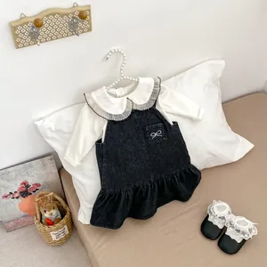 Mädchen Denim Latzkleid Set mit Schleifenbestickung und weißem Rüschenkragen Shirt