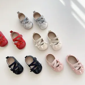 Vista piatta di morbide scarpe Mary Jane per neonati in argento, rosso, bianco e nero