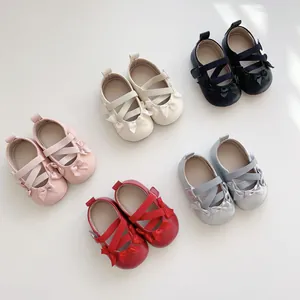 Scarpe primi passi Mary Jane per neonata con fiocco disponibili in cinque diversi colori