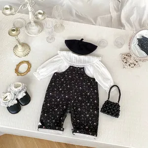 Plano de conjunto de peto floral para bebé con camisa de cuello con volantes y bolso