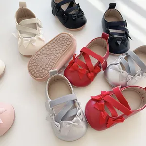 Dettaglio scarpe neonata in pelle PU con doppio fiocco e suole in gomma antiscivolo