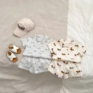 Completi due pezzi da bambino con stampa cartoon e colletto a revers in grigio e beige