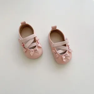 Vista dall'alto dettagliata di scarpe da neonata in pelle PU rosa con fiocchi di raso