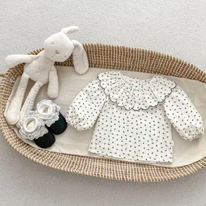 Body floral bébé fille avec col à volants et chaussures en dentelle dans un panier