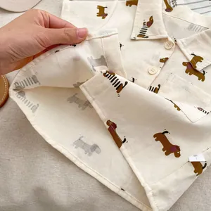 Camicia a maniche corte per bambini con stampa bassotto e tessuto in cotone traspirante