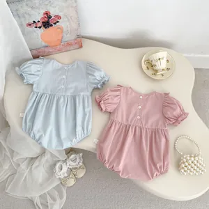 Bodys bébé rose et bleu avec manches bouffantes et détails boutonnés au dos à plat