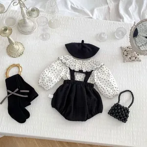 Tenue vintage pour bébé fille avec chemise à volants, salopette en velours et accessoires