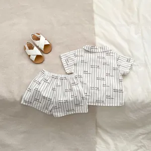 Dettaglio completo completo da bambino in cotone e lino con strisce e slogan