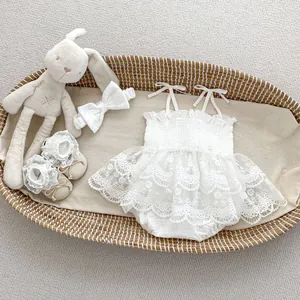 Ensemble barboteuse bébé en dentelle blanche avec bandeau et chaussures souples